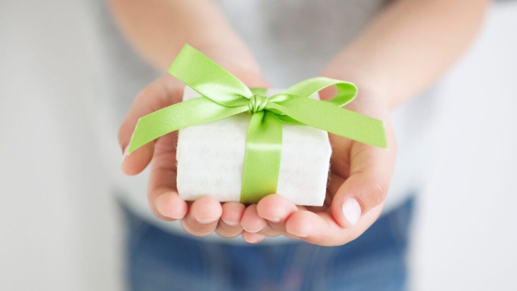 プレゼントを渡している