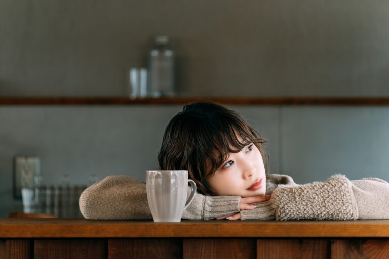 婚活のデートや将来に悩む30代の女性